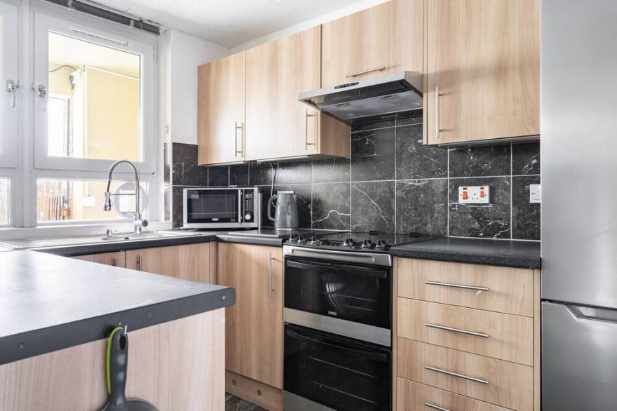 Lovely 1-bedroom property with balcony in West end