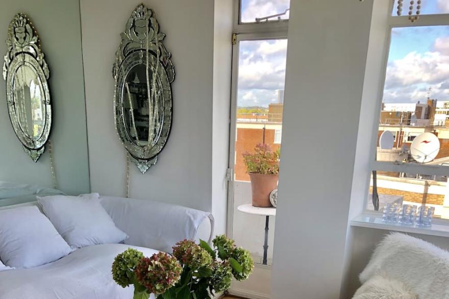 Charming Art Deco Apartment Overlooking Regents Park with a balcony