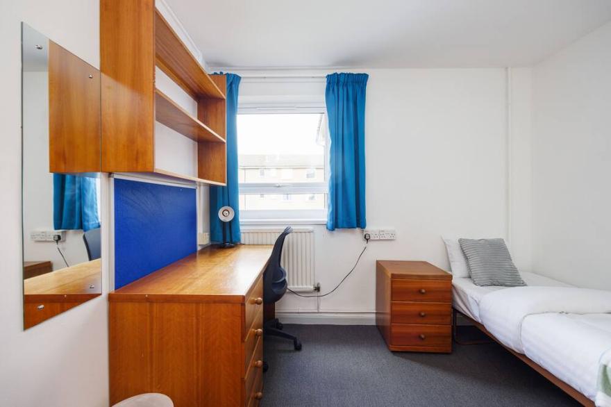 Charming Room Near Highfields Park
