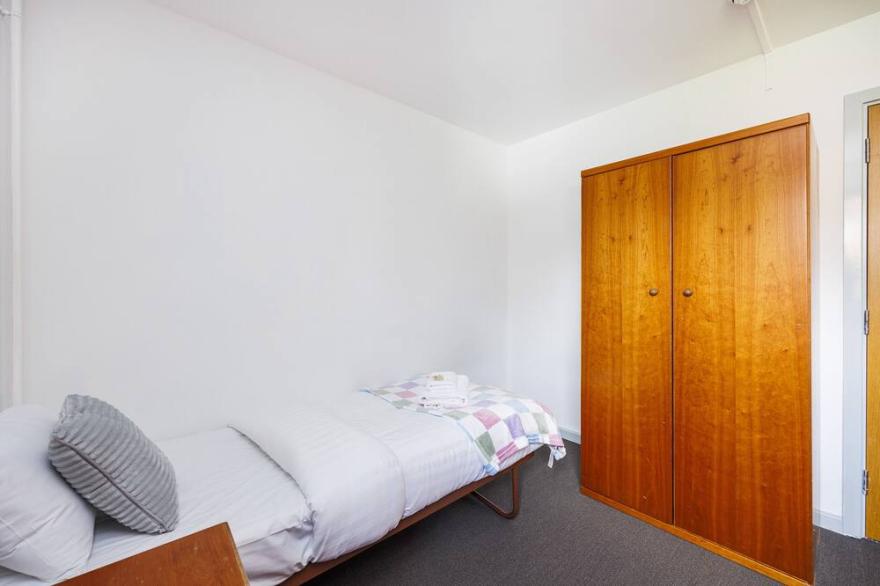 Charming Room Near Highfields Park