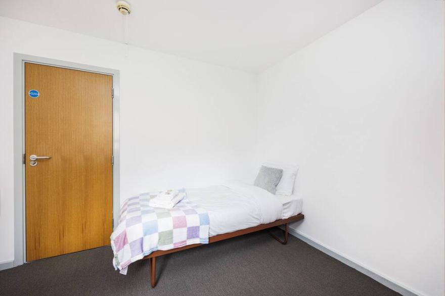 Charming Room Near Highfields Park