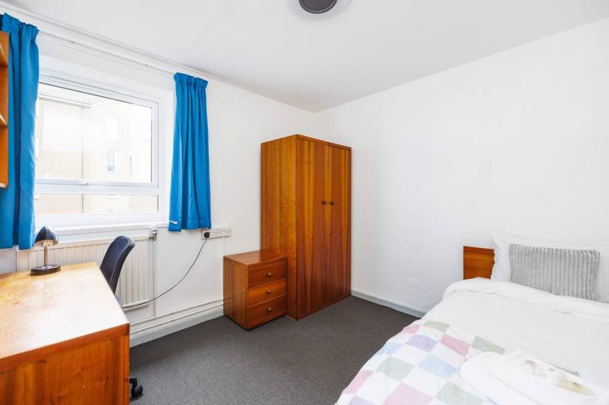 Charming Room Near Highfields Park