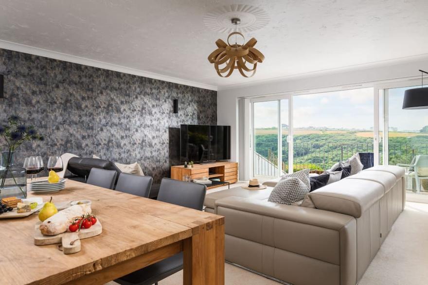 Southend, Riverside -  a detached house that sleeps 8 guests  in 4 bedrooms