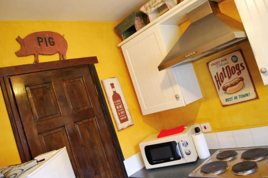Quirky Cottage Sleeping 10 S/C <br>B&B Adjoining Fox Covert Pub Yarm