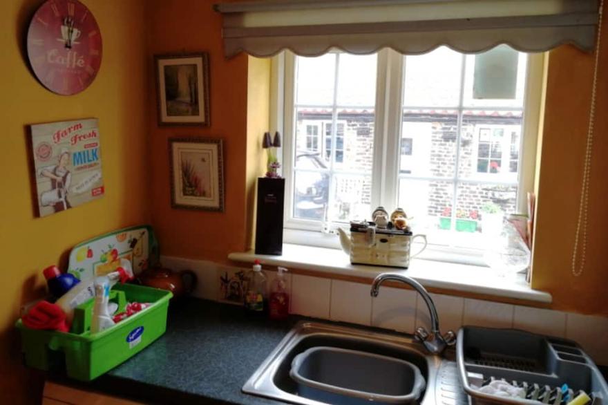 QUIRKY COTTAGE SLEEPING 8 YARM B&B S/C ADJOINING FOX COVERT PUB YARM