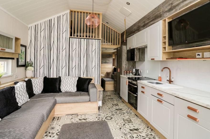 HILLSIDE LODGE, with hot tub in Rhayader