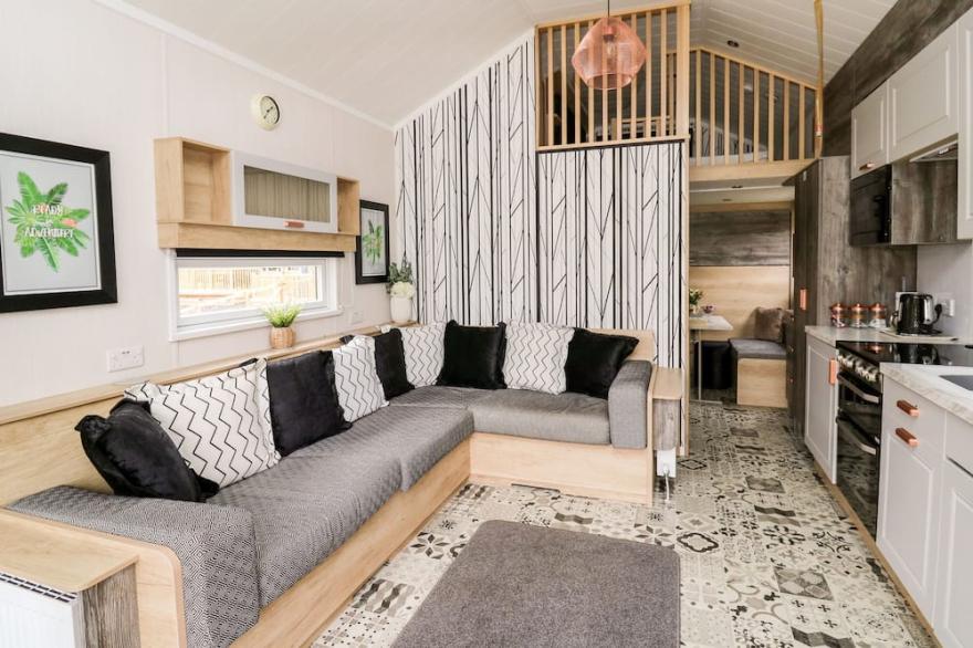 HILLSIDE LODGE, with hot tub in Rhayader