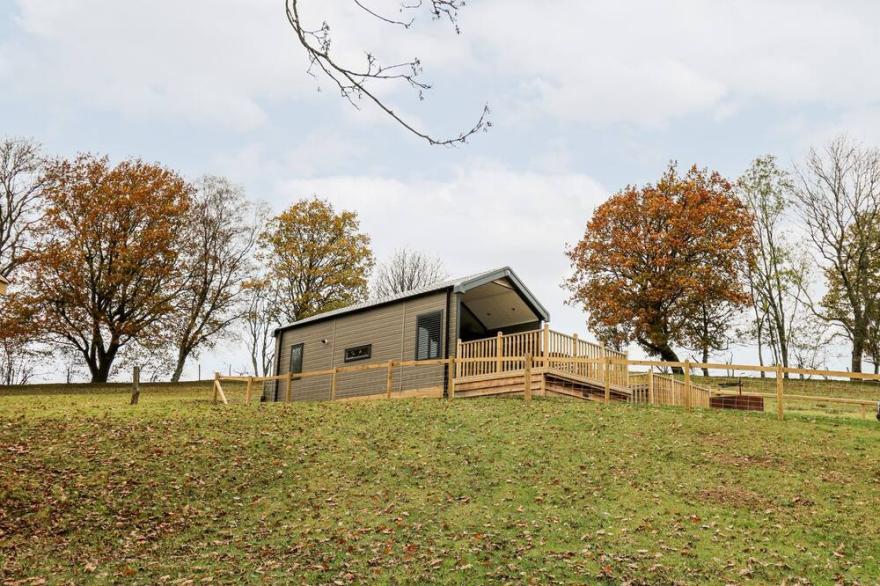 HILLSIDE LODGE, with hot tub in Rhayader