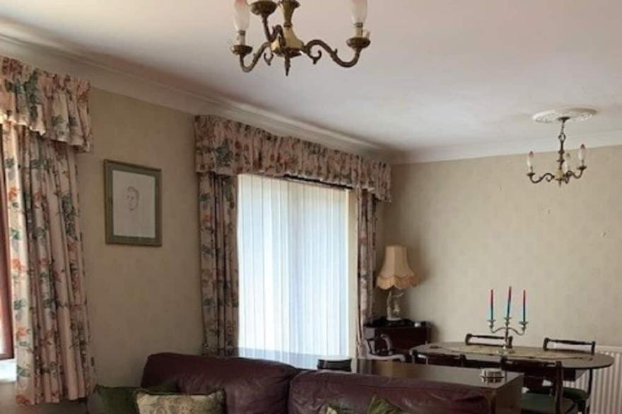 Chalet Bungalow in Poltimore village - near Exeter