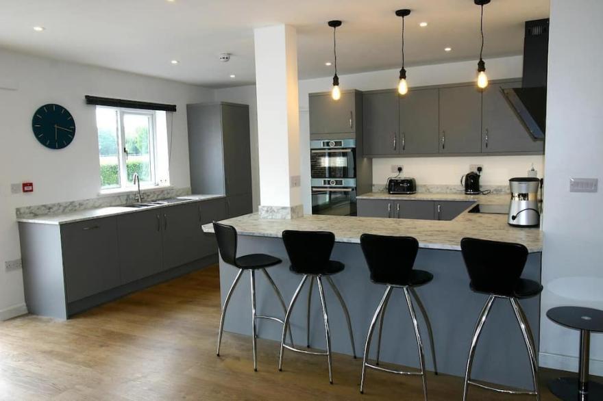 ***SINGLE STOREY HOUSE SLEEPS 8 on Red House Estate with seasonal pool***