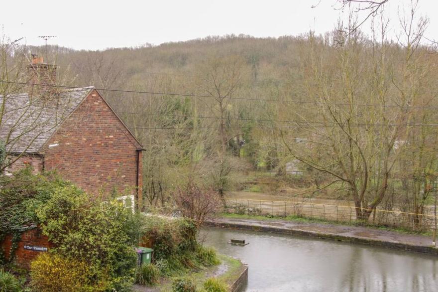 TUB BOAT COTTAGE, pet friendly, character holiday cottage in Coalport