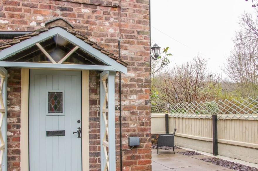 TUB BOAT COTTAGE, pet friendly, character holiday cottage in Coalport