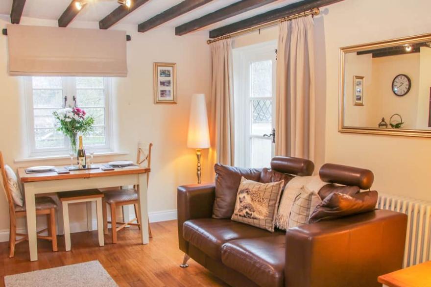 TUB BOAT COTTAGE, pet friendly, character holiday cottage in Coalport