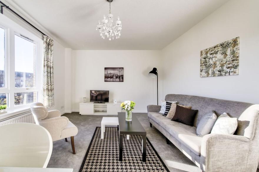 Walk to vibrant Merchant City from a tranquil Glasgow apartment