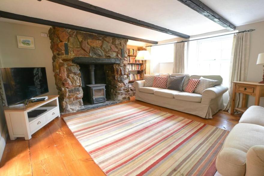 Berry Sleeps 7-9 | Hot Tub*, Log Burner & Dog Friendly