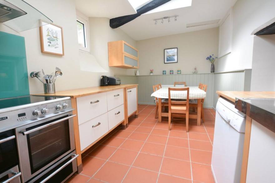 Berry Sleeps 7-9 | Hot Tub*, Log Burner & Dog Friendly