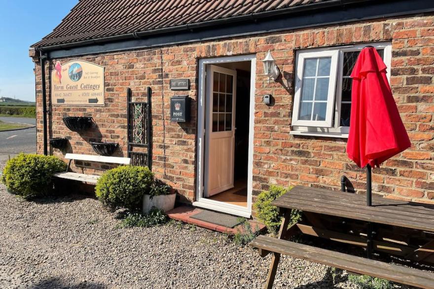 COTTAGE SLEEPING 12 S/C. B&B<br>ADJOINING FOX COVERT PUB YARM