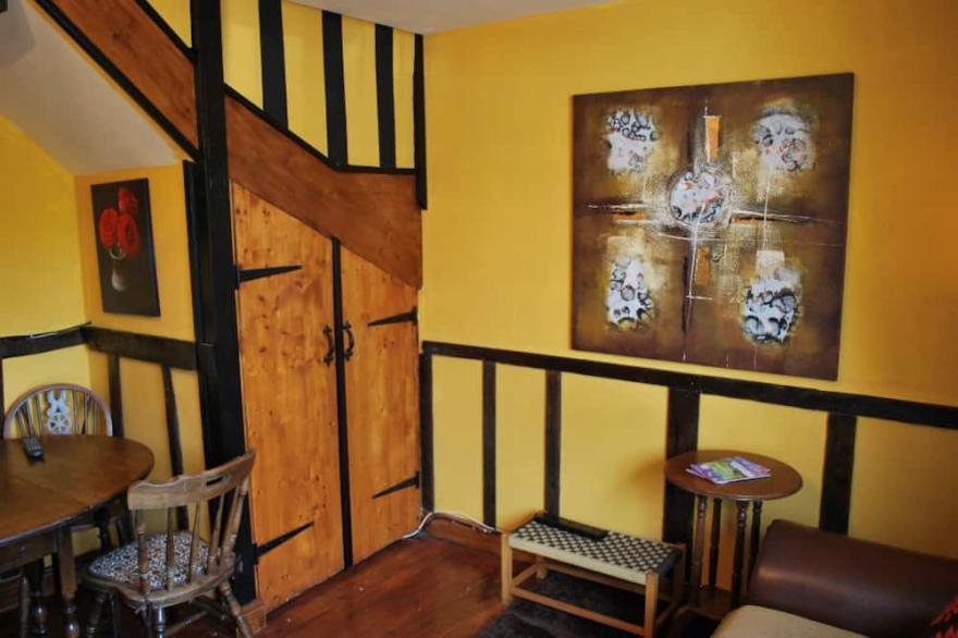 COTTAGE SLEEPING 12 S/C. B&B<br>ADJOINING FOX COVERT PUB YARM