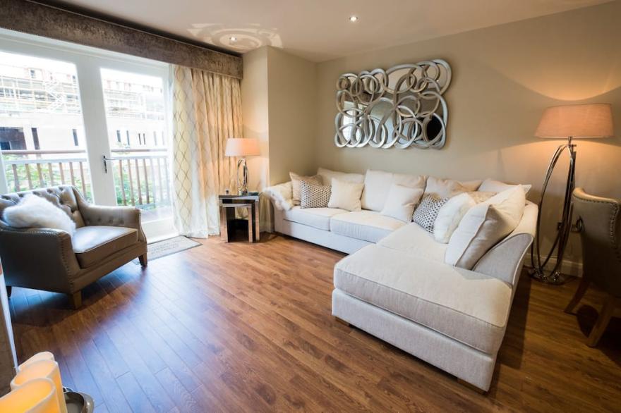Award winning apartment, central and riverside with terrace and free car parking