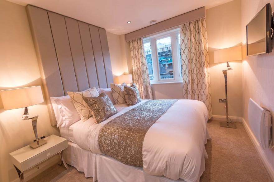 Award winning apartment, central and riverside with terrace and free car parking