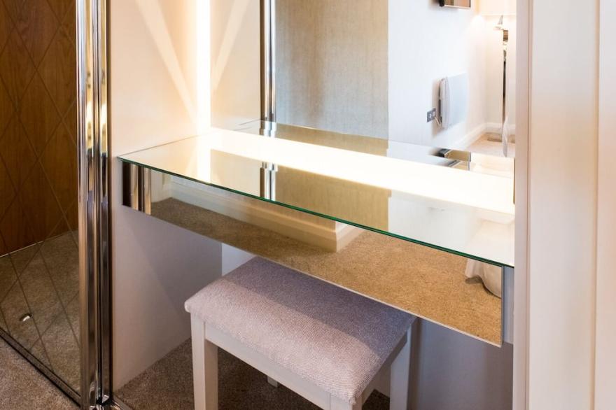 Award winning apartment, central and riverside with terrace and free car parking