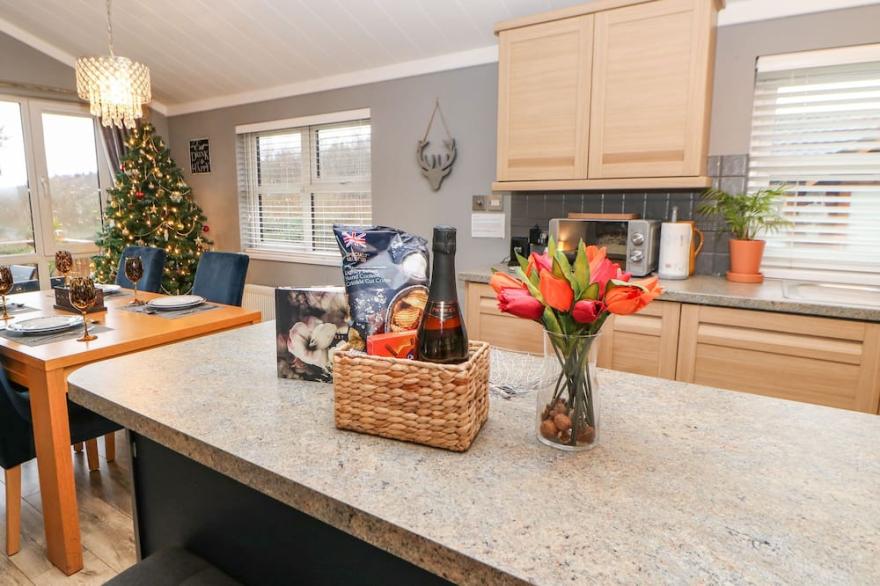 FAIRWAY VIEW LODGE, pet friendly, character holiday cottage in Felton