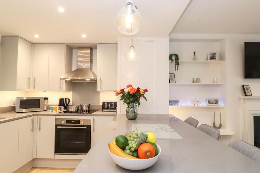 THE BAY COTTAGE, pet friendly, character holiday cottage in Ambleside