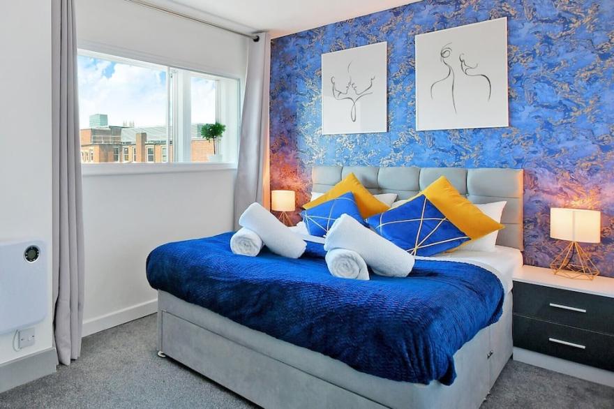 ★ Sheffield City Centre Penthouse with Private Rooftop Terrace + FREE Parking ★