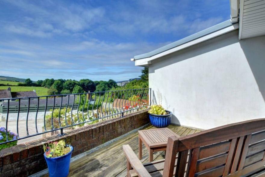 Stunning private villa for 4 guests with WIFI, TV, patio and parking