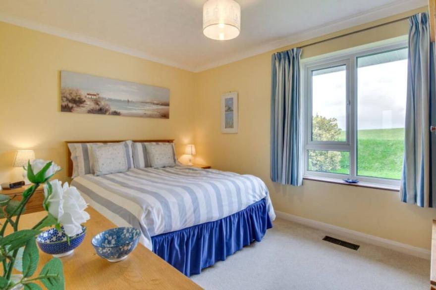 Stunning private villa for 4 guests with WIFI, TV, patio and parking