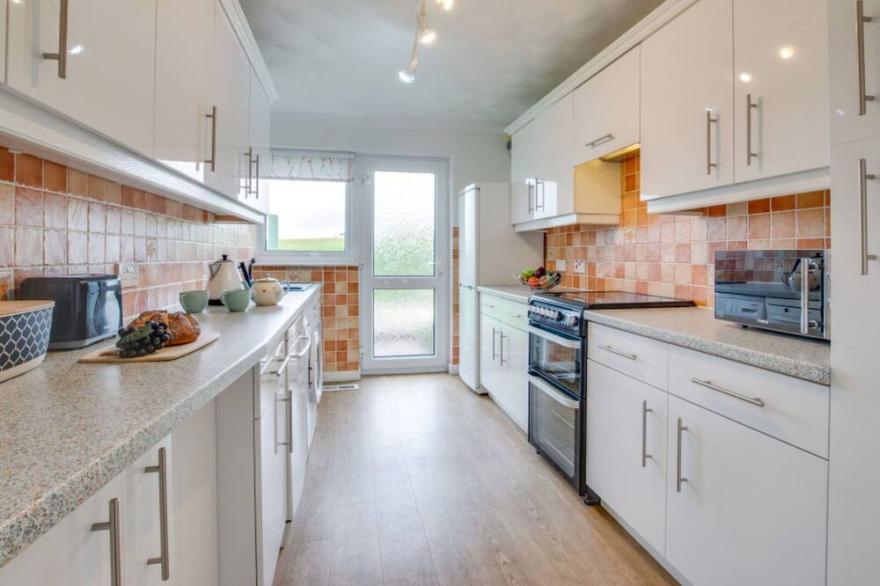 Stunning private villa for 4 guests with WIFI, TV, patio and parking