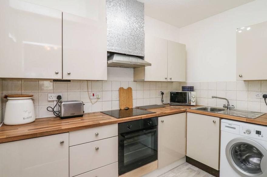 8 THE CLICKETTS, pet friendly, country holiday cottage in Tenby