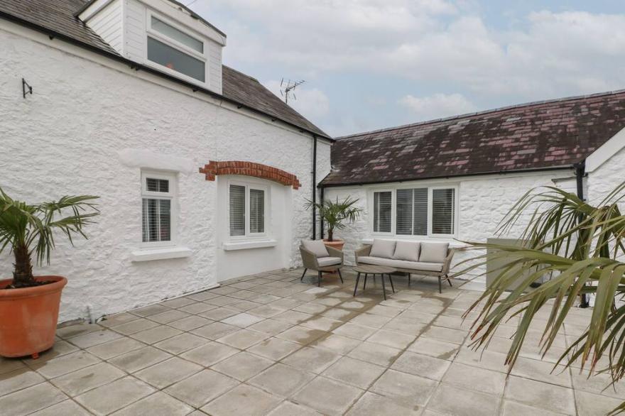 ROSEMARY COTTAGE, pet friendly, with a garden in Manorbier