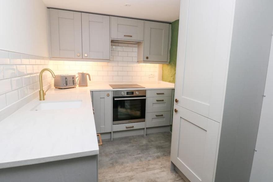 ROSEMARY COTTAGE, pet friendly, with a garden in Manorbier