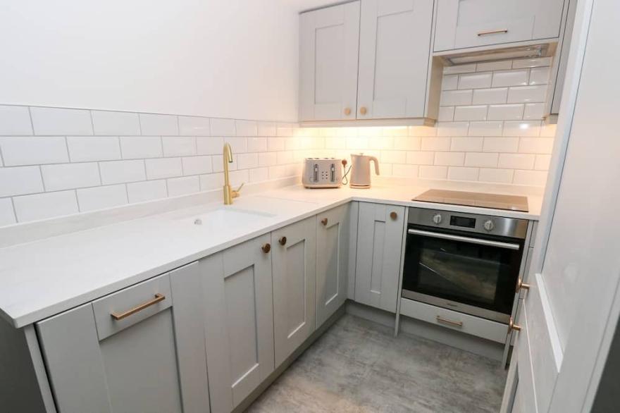 ROSEMARY COTTAGE, pet friendly, with a garden in Manorbier