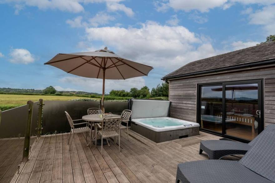 Buttercup lodge - sleeps 4/5 with hot tub & countryside views