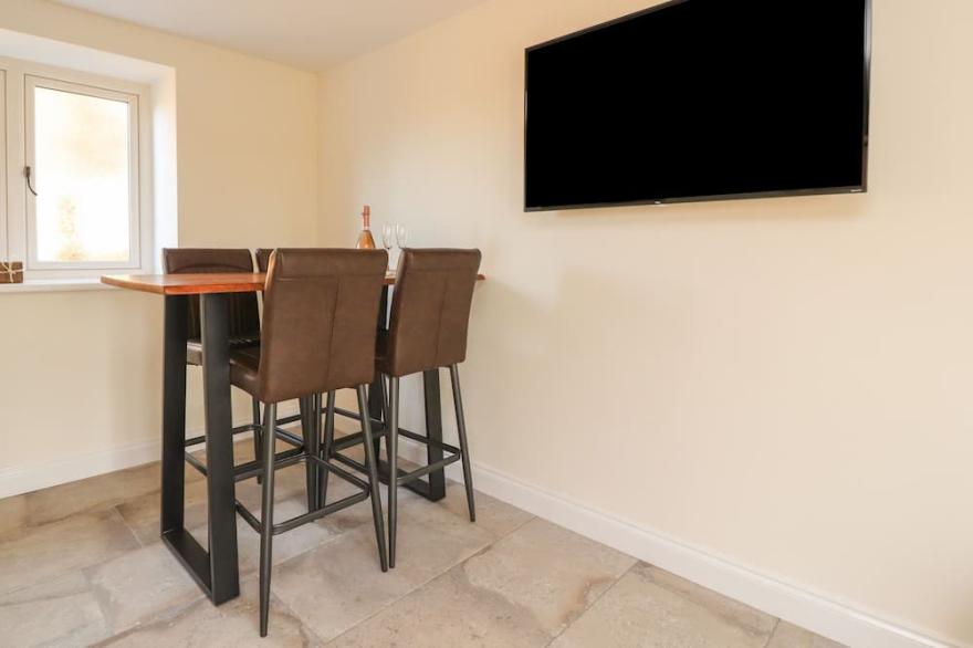 THE BYRE, pet friendly, with open fire in Kirkham