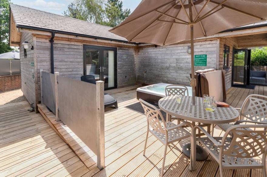 Bath & West lodge - sleeps 4/5 with private hot tub