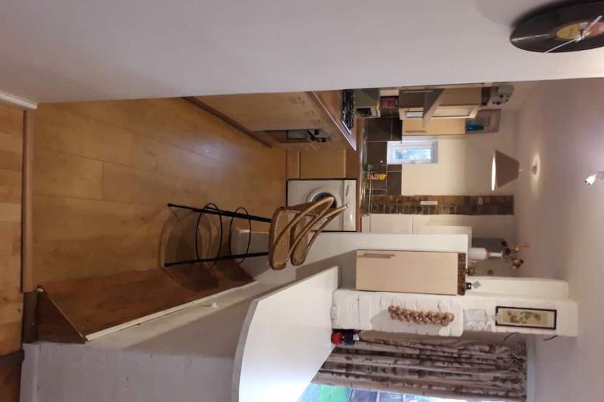 4 Bed period house with hot tub and great transport