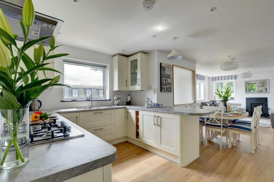 Autumn Leaves - Four Bedroom House, Sleeps 6