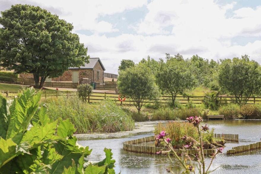 BEECH COTTAGE, pet friendly, with a garden in Tregony
