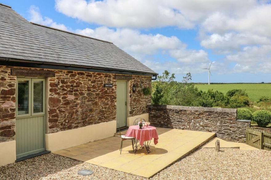 BEECH COTTAGE, pet friendly, with a garden in Tregony