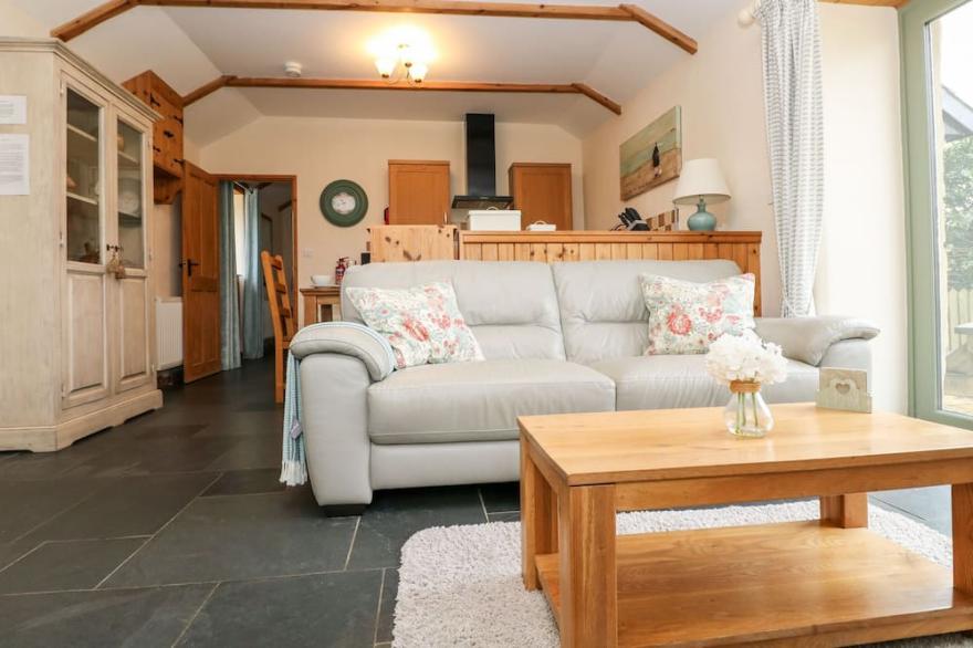 BEECH COTTAGE, pet friendly, with a garden in Tregony