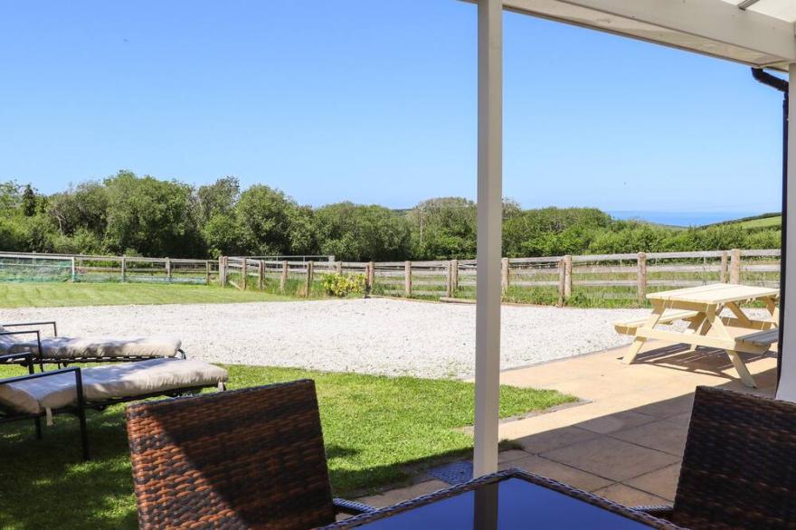 ATLANTIC VIEW, pet friendly, with a garden in Bude