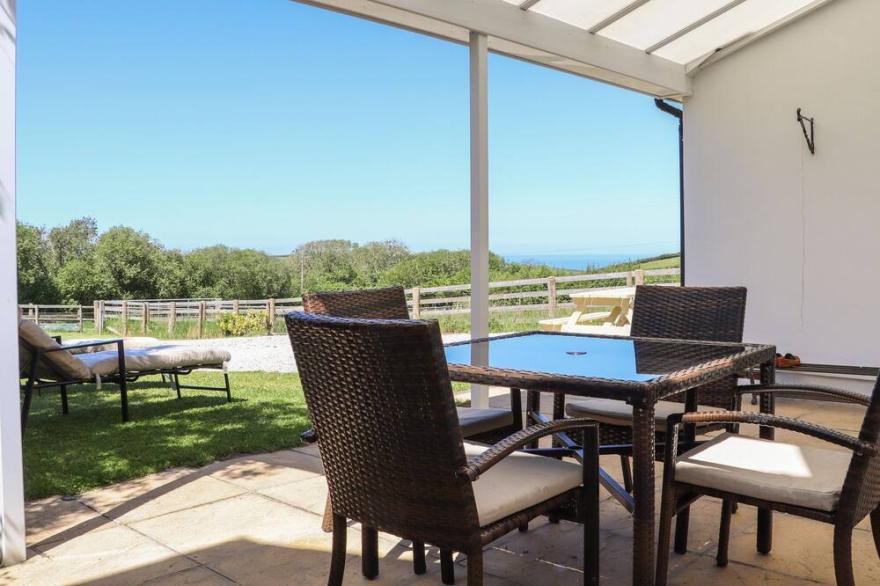 ATLANTIC VIEW, pet friendly, with a garden in Bude
