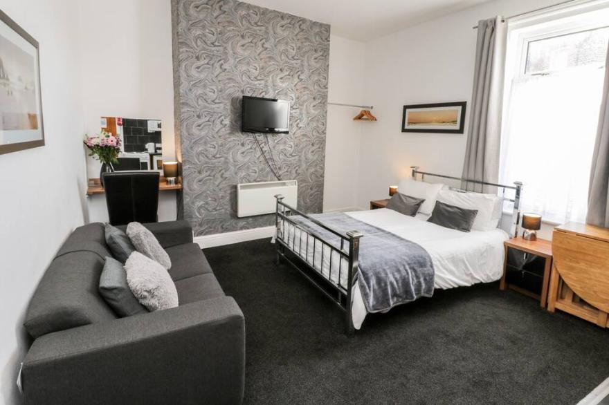 MOWBRAY 5, pet friendly, country holiday cottage in Bridlington
