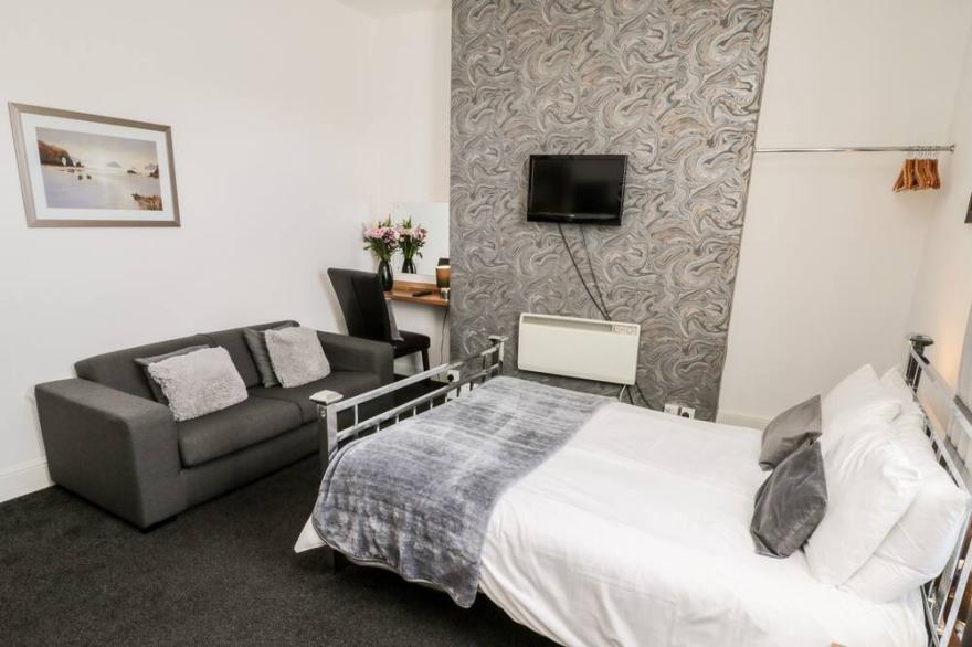 MOWBRAY 5, pet friendly, country holiday cottage in Bridlington