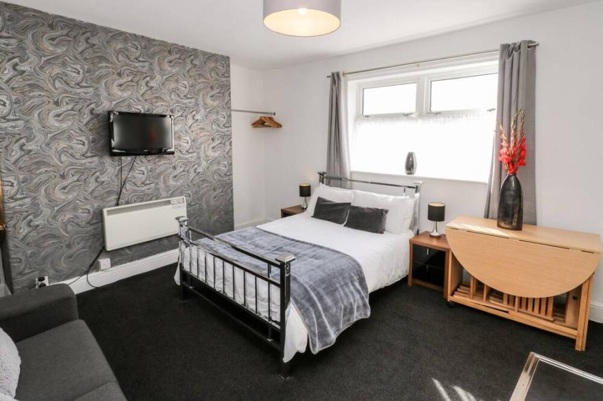 MOWBRAY 7, pet friendly, country holiday cottage in Bridlington