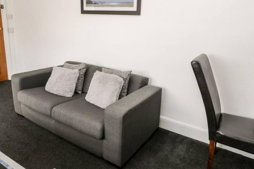 MOWBRAY 7, pet friendly, country holiday cottage in Bridlington