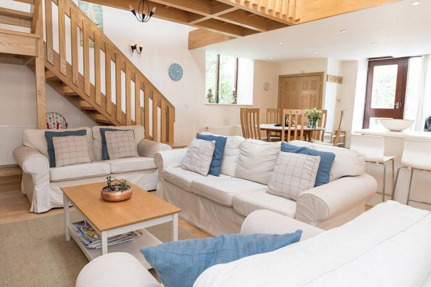 Lovely 3 Bed/3 Bath Converted Barn With Shared Indoor Pool, Sauna & Tennis Court